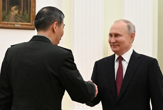Tổng thống Nga Vladimir Putin tiếp Bộ trưởng Quốc phòng Trung Quốc - Ảnh 1.