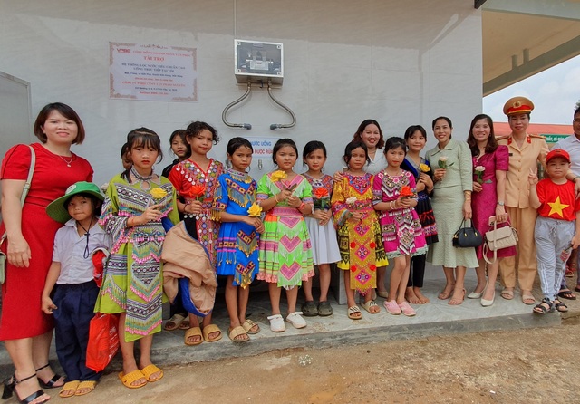 Trao tặng hệ thống máy lọc nước uống cho học sinh vùng Tây Nguyên - Ảnh 2.