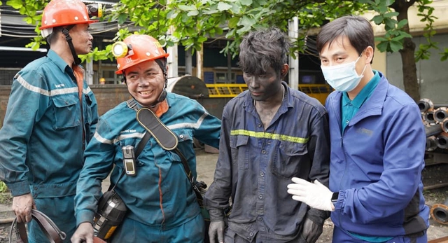 Quảng Ninh: Cứu sống 2 công nhân ngành than mắc kẹt 12 tiếng dưới lò sâu - Ảnh 1.