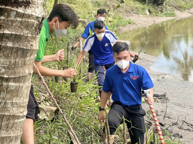 Chàng sinh viên lấy tiền làm thêm mua gạo tặng người nghèo - Ảnh 3.