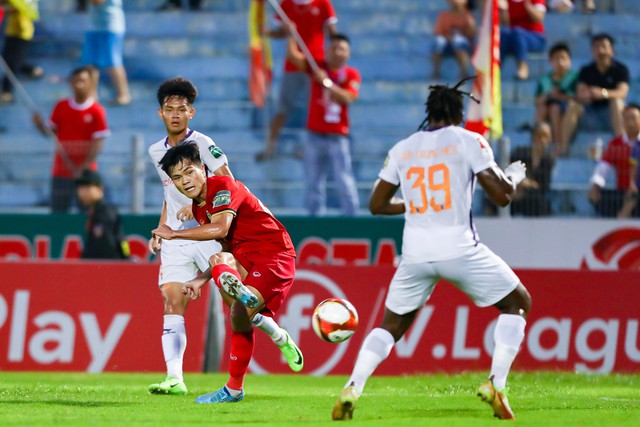CLB Bình Dương phàn nàn về trọng tài trong trận thua đậm đội Hà Tĩnh - Ảnh 2.