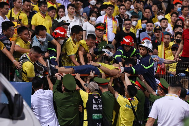 Một CĐV bị ngất trước trận gặp CLB Công an Hà Nội gặp CLB Nam Định - Ảnh 2.