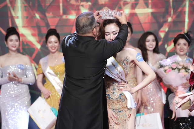 Tân Hoa hậu Doanh nhân Đông Nam Á U40 tự tin đọ sắc với nàng hậu 2K - Ảnh 12.