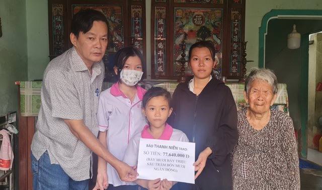 Trao tiền bạn đọc giúp 4 chị em mồ côi ở Ninh Thuận - Ảnh 1.