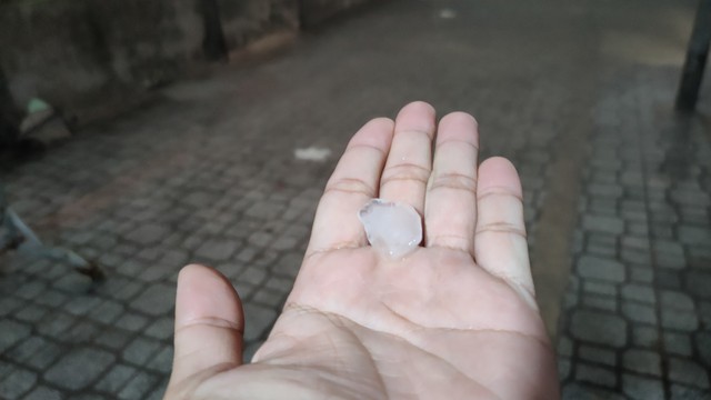 Mưa đá xuất hiện bất ngờ ở Tây Ninh - Ảnh 1.