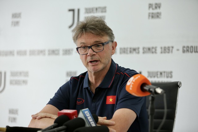 HLV Troussier: 'Muốn vô địch SEA Games, hãy hành động chứ đừng nói suông' - Ảnh 1.