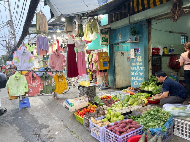 TP.HCM: Liên tục ra quân xử lý nạn lấn chiếm vỉa hè đường Bùi Văn Ba, Q.7 - Ảnh 4.