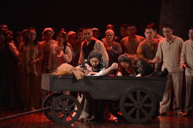 Người xem opera Cavalleria Rusticana kín Nhà hát lớn Hà Nội   - Ảnh 1.