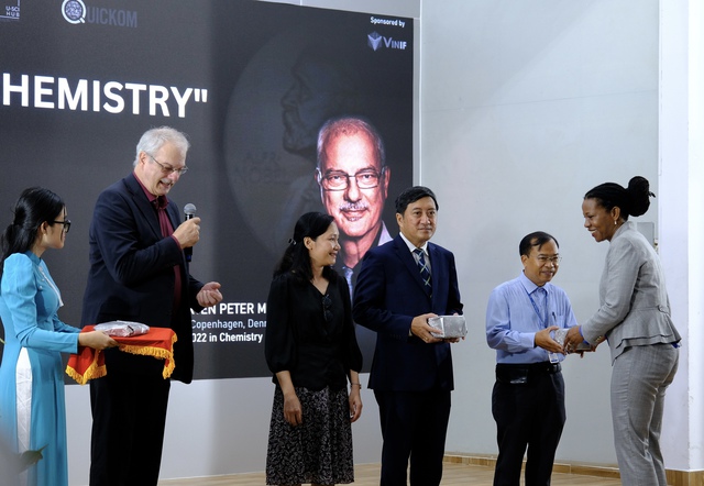 Những hình ảnh ấn tượng của chủ nhân giải Nobel hóa học 2022 tại Việt Nam - Ảnh 3.
