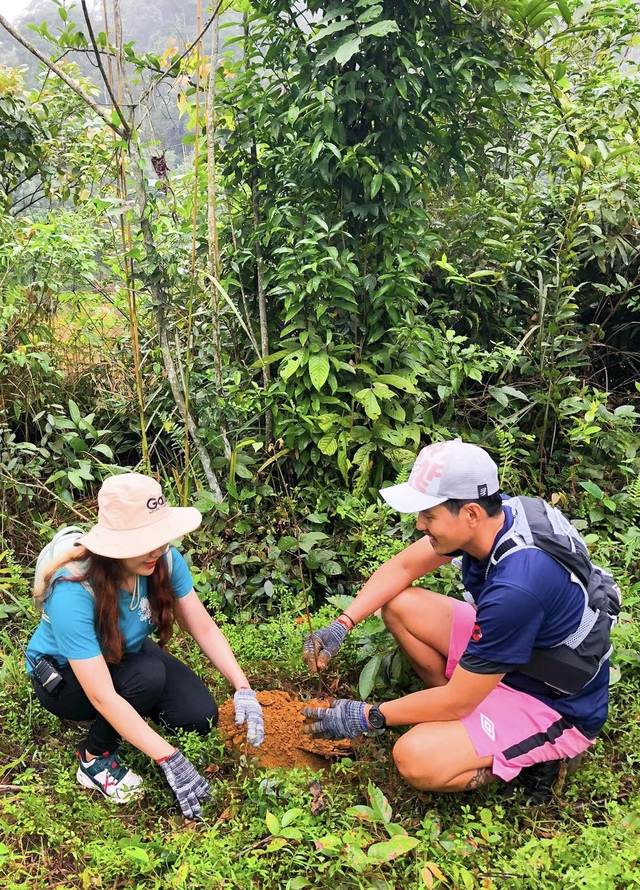 Diễn viên Hồ Quang Mẫn chung tay cùng H'Hen Niê, Thủy Tiên trồng rừng tại Bến En - Ảnh 4.
