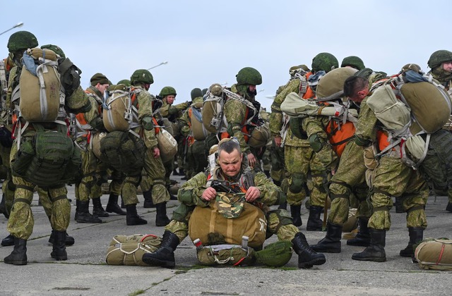 Chiến sự Ukraine đến tối 17.4: lính dù Nga bắt đầu đảm nhận chiến dịch? - Ảnh 1.