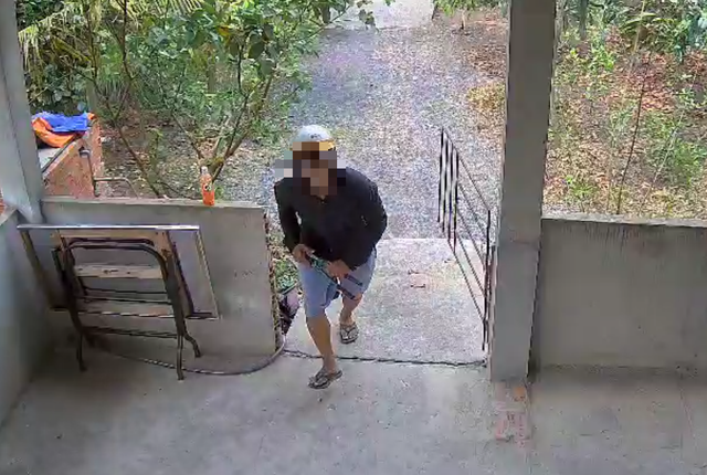 Gia chủ vừa lắp camera đã ghi lại được cảnh trộm đột nhập nhà lấy tài sản - Ảnh 1.