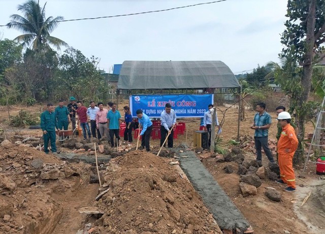 Công ty Điện lực Đắk Nông khởi công xây dựng nhà tình nghĩa cho hộ nghèo - Ảnh 1.