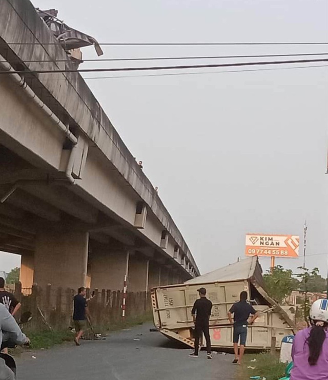  Xe đầu kéo tông taluy cao tốc TP.HCM - Trung Lương, container rơi xuống đường dân - Ảnh 2.