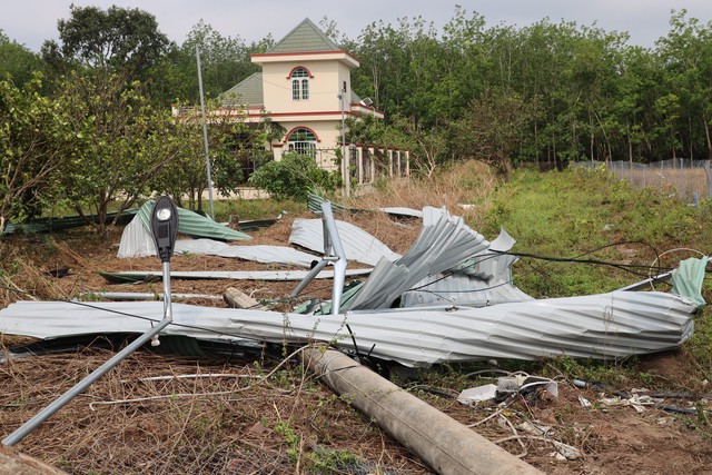 Bình Phước: Mưa lớn kèm lốc xoáy khiến người dân thiệt hại hơn 5 tỉ đồng - Ảnh 3.