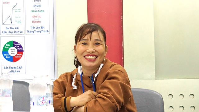 Chị T.T.H, một thợ bánh mì tại Ninh Thuận tươi cười khi đến trụ sở Tập đoàn Tân Hiệp Phát nhận giải thưởng 100 triệu đồng nhờ giải nhiệt với Trà Xanh Không Độ trong hè 2022