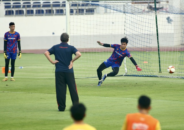 U.22 Việt Nam miệt mài chạy đua cho SEA Games 32 - Ảnh 9.