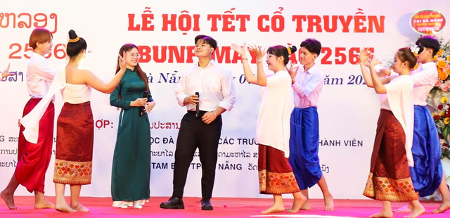 Sinh viên Lào đón Tết Bunpimay trên đất Việt: 'Hạnh phúc như ở quê nhà'   - Ảnh 1.