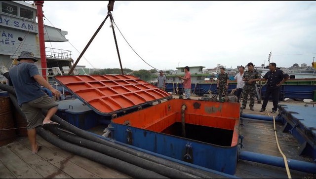 Hải quan bắt giữ tàu dịch vụ hậu cần nghề cá chở 'lậu' 280.000 lít dầu mazut - Ảnh 1.