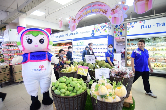 Khách hàng thích thú với chú mascot Coopo khi mua sắm tại Co.opmart Cống Quỳnh