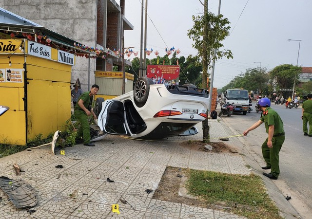 Vụ ô tô lật ngửa trên vỉa hè: Tài xế dương tính với chất ma túy - Ảnh 1.