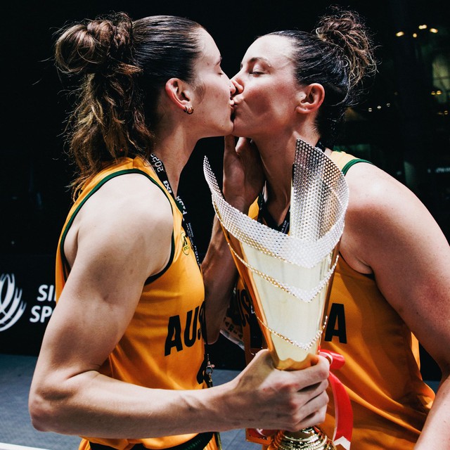 Nữ ngoại binh VBA gây sốt khi hôn đồng đội ở giải bóng rổ châu Á - Ảnh 1.