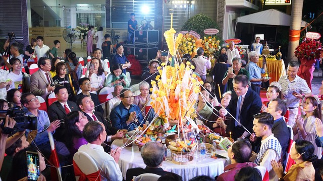 Sinh viên Lào đón Tết Bunpimay trên đất Việt: 'Hạnh phúc như ở quê nhà' - Ảnh 2. Sinh viên Lào đón Tết Bunpimay trên đất Việt: 'Hạnh phúc như ở quê nhà' - Ảnh 2.