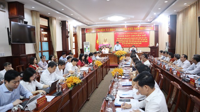 Ủy ban Thường vụ Quốc hội giám sát chương trình, SGK GDPT tại Bình Phước - Ảnh 2.
