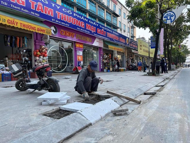 Vỉa hè Hà Nội 'bền 70 năm' nhanh xuống cấp: Công bố hàng loạt nguyên nhân - Ảnh 2.