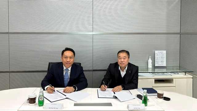 Ông Andy Han - Tổng Giám đốc của Filmore Development và ông Park Dae-Sung - Phó Tổng Giám đốc POSCO E&C thực hiện nghi thức ký kết