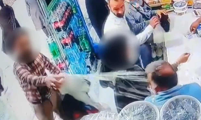 Hai phụ nữ bị tạt sữa chua vì không trùm đầu, tổng thống Iran nói gì?  - Ảnh 1.