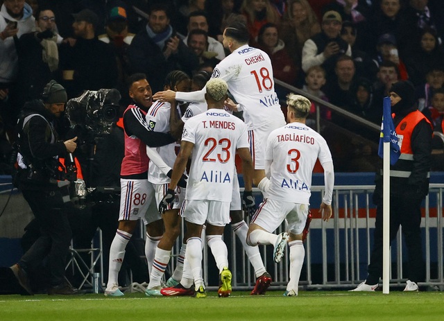 Messi bị la ó trên sân nhà trong trận PSG thua Lyon - Ảnh 4.