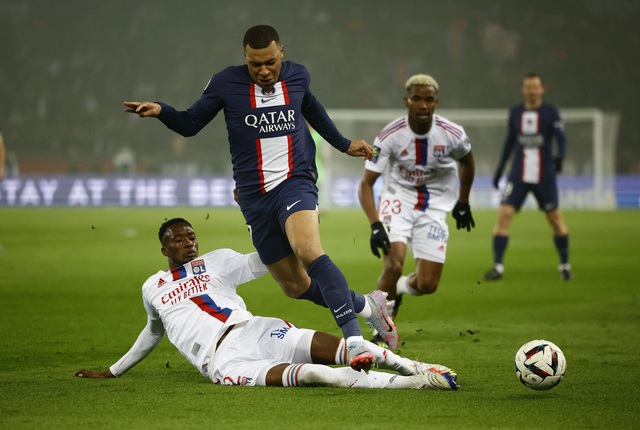 Messi bị la ó trên sân nhà trong trận PSG thua Lyon - Ảnh 2.