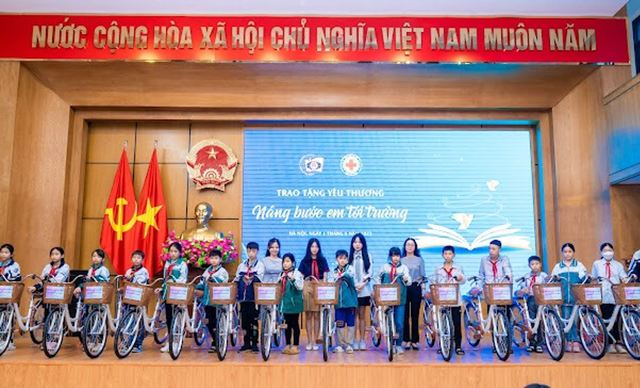 Hai chị em tặng 200 triệu đồng cho học sinh khiếm thị Trường Nguyễn Đình Chiểu - Ảnh 3.