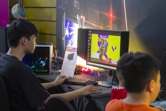 Việt Nam Gameverse 2023: Game thủ lần đầu trải nghiệm màn hình ZOWIE 360Hz - Ảnh 2.