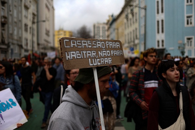 Biểu tình phản đối giá nhà tăng ở Bồ Đào Nha - Ảnh 1.