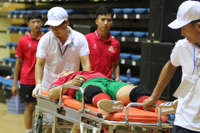 Thủ môn đội futsal Cao Bằng FC phải nhập viện cấp cứu - Ảnh 1.