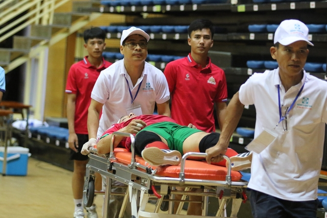 Thủ môn đội futsal Cao Bằng FC phải nhập viện cấp cứu - Ảnh 2.