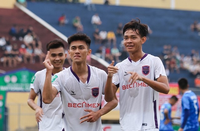Việt Cường (trái) cùng Vĩ Hào sau bàn thắng vào lưới CLB Huế