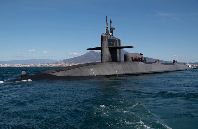 Iran nói đã buộc tàu ngầm Mỹ nổi lên, Mỹ bác bỏ - Ảnh 1.