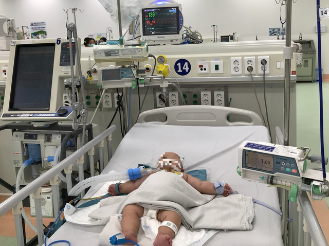 Bé gái 5 tháng tuổi bị sốt xuất huyết nặng, nhập viện trong tình trạng ngưng thở - Ảnh 1.