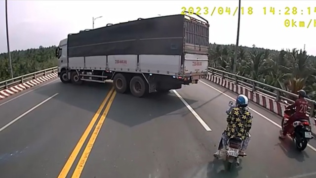 ‘Bó tay’ tài xế xem thường luật, cố tình quay đầu xe tải trên cầu - Ảnh 2.