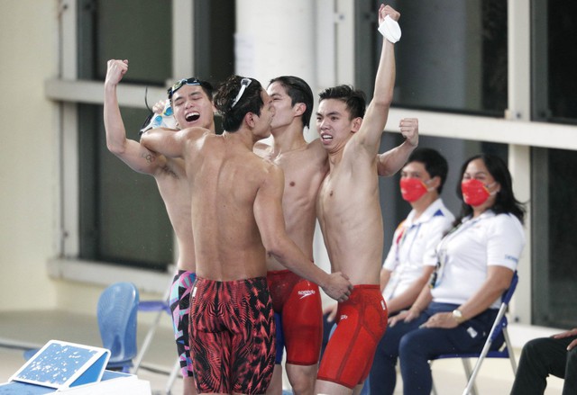 Kình ngư Nguyễn Huy Hoàng cầm cờ cho đoàn thể thao Việt Nam tại SEA Games 32 - Ảnh 1.