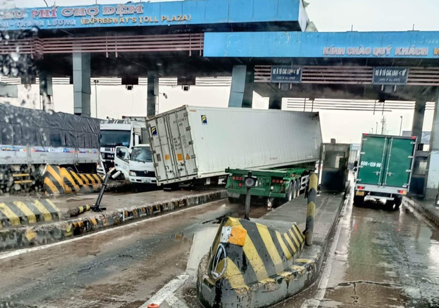 Container rơi trúng 2 xe tải tại trạm thu phí đường cao tốc TP.HCM - Trung Lương - Ảnh 1.