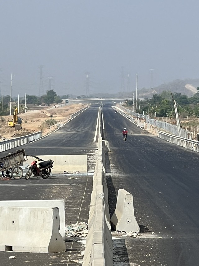Hiện trạng tuyến cao tốc Vĩnh Hảo- Phan Thiết còn 9 ngày thông xe - Ảnh 4.