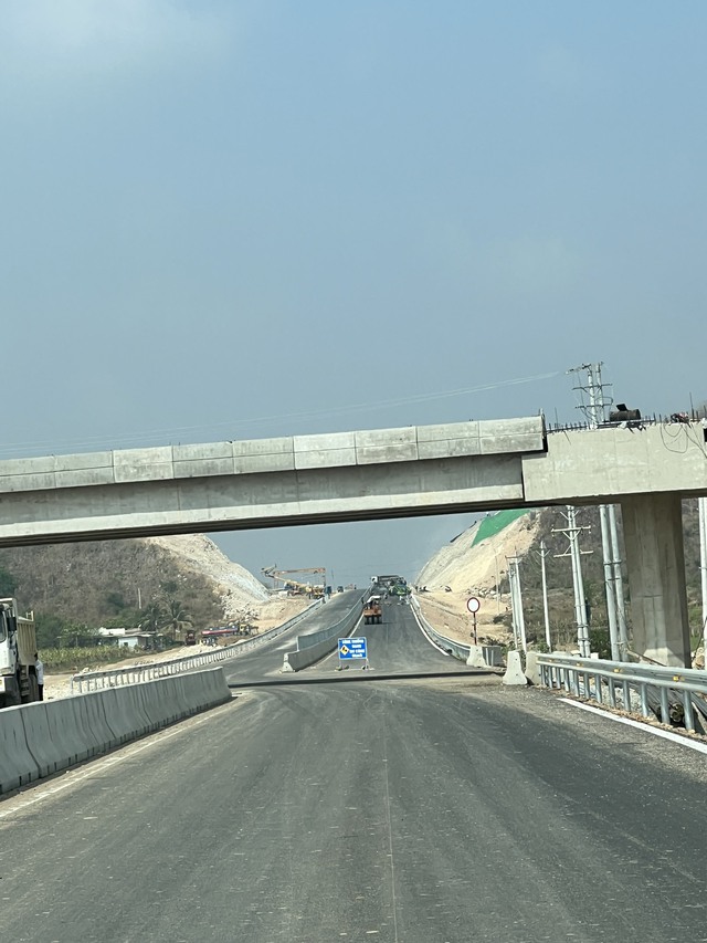 Hiện trạng tuyến cao tốc Vĩnh Hảo- Phan Thiết còn 9 ngày thông xe - Ảnh 3.