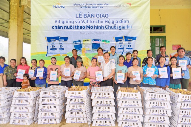 120 hộ dân Thanh Hóa được tặng vịt giống làm sinh kế thoát nghèo - Ảnh 1.