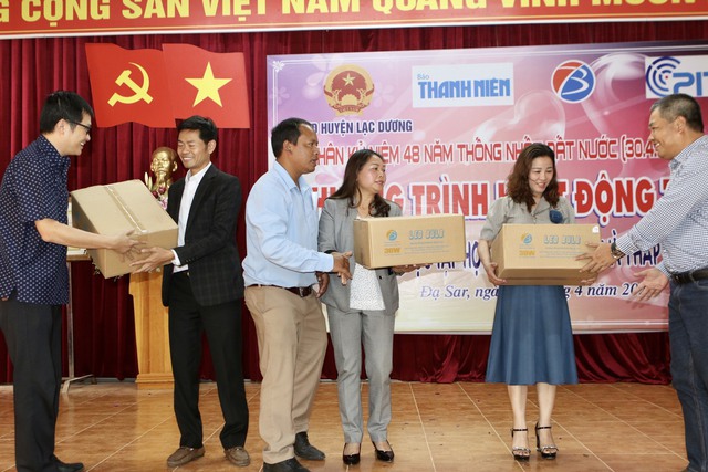 Trao tặng 600 bóng đèn Led, 50 suất học bổng cho học sinh xã Đạ Sar - Ảnh 3.