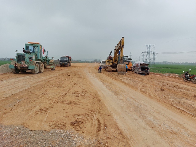 Công nhân Cienco4 thi công gói XL04 cao tốc Bắc Nam đoạn Nghi Sơn - Diễn Châu (Hồng Phương)