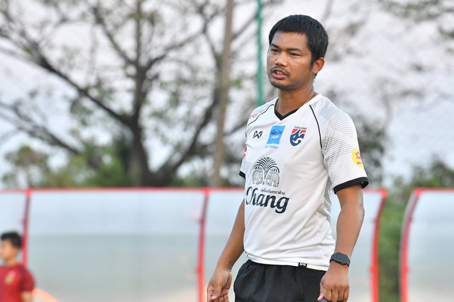 HLV đội U.22 Thái Lan, đối thủ đáng gờm của ông Troussier là ai? - Ảnh 2.